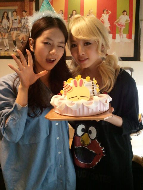 Hyeri y Yura celebran 200 días después de su debut. Hyeri110