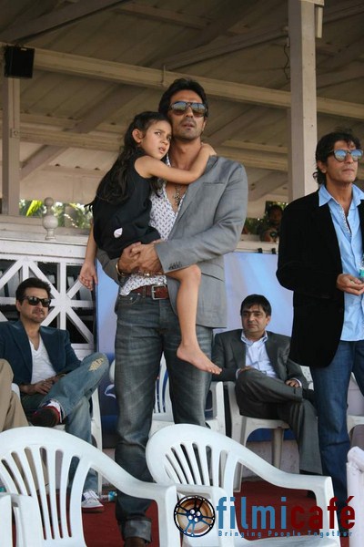 Bollywood Stars With Their Children - Page 2 10-60310