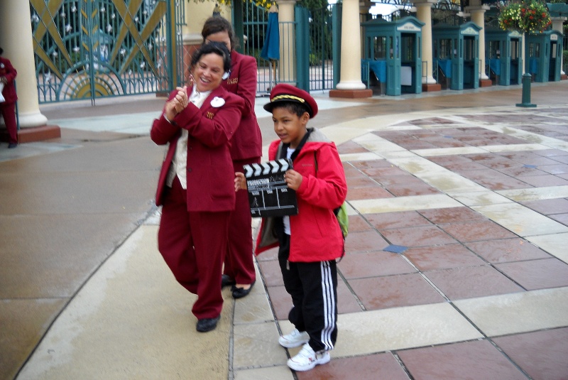 Mon fils choisi pour ouvrir le parc Walt Disney Studios hier. Dscn1215