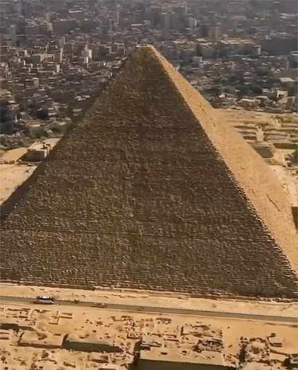 Pyramides de Gizeh : histoires de marchands de sable et réalité Face_o11