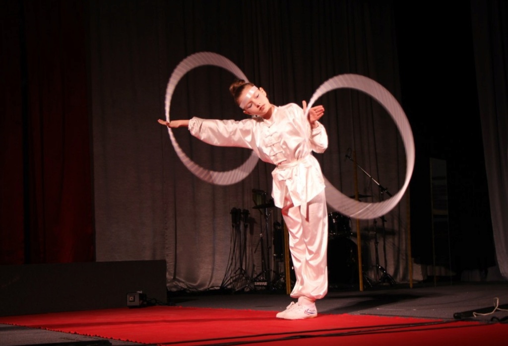 Дети крутят обруч в Moscow Hooping Club N3ev5g10