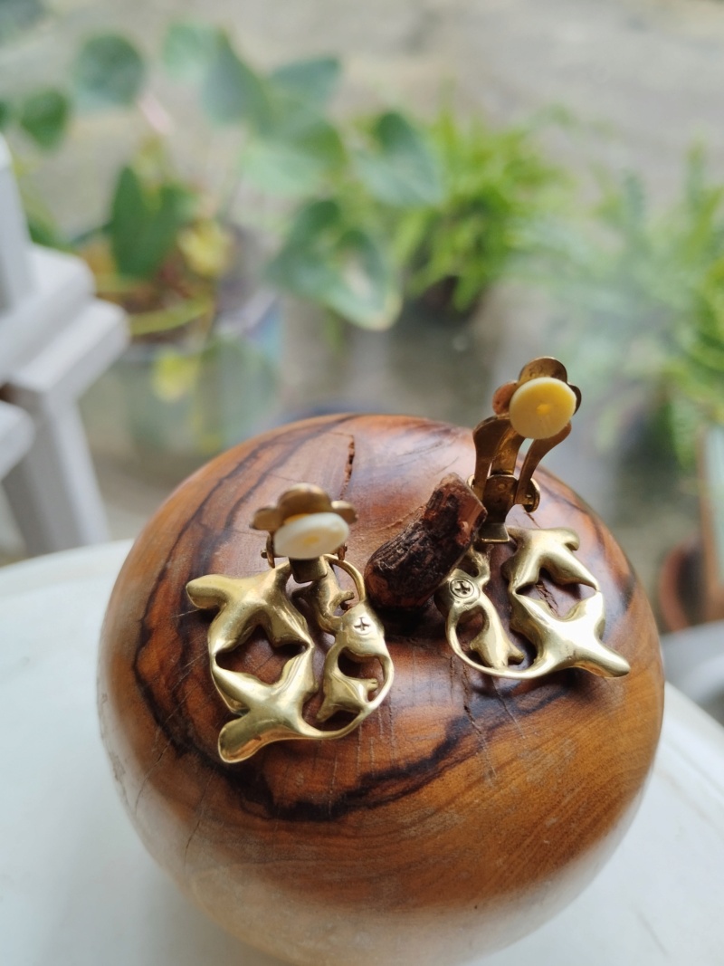 Clip boucles d'oreille années 50 décor végétal poinçon croix Img_2364