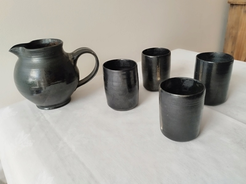 Carafe ou pot à lait et godets en céramique noire Jhmi ? Img_2422
