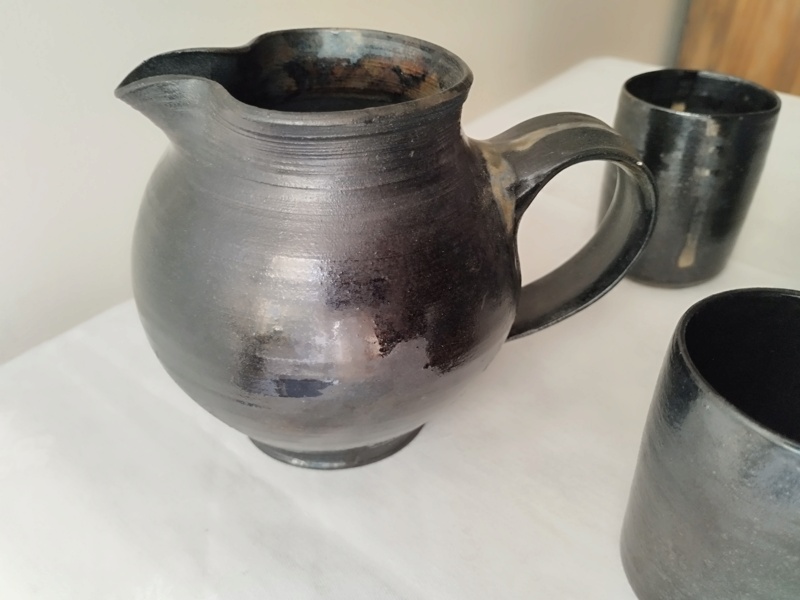 Carafe ou pot à lait et godets en céramique noire Jhmi ? Img_2423