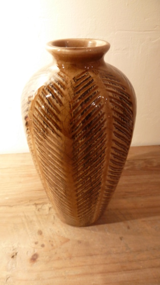 Petit vase beige émaillé pour identification P1090510
