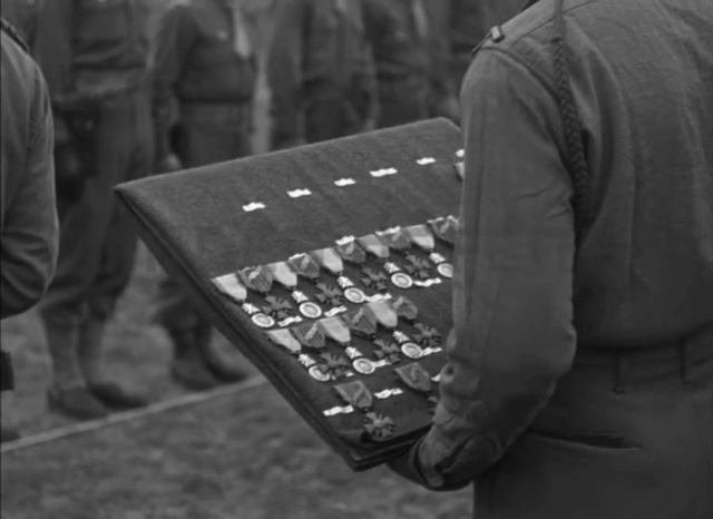 Identifier soldat recevant medaille des mains du Gal LECLERC Loches10