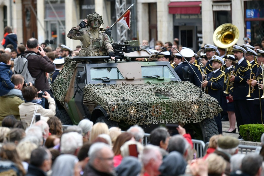 Défilé militaire 8 mai à Orléans 5cd2db10