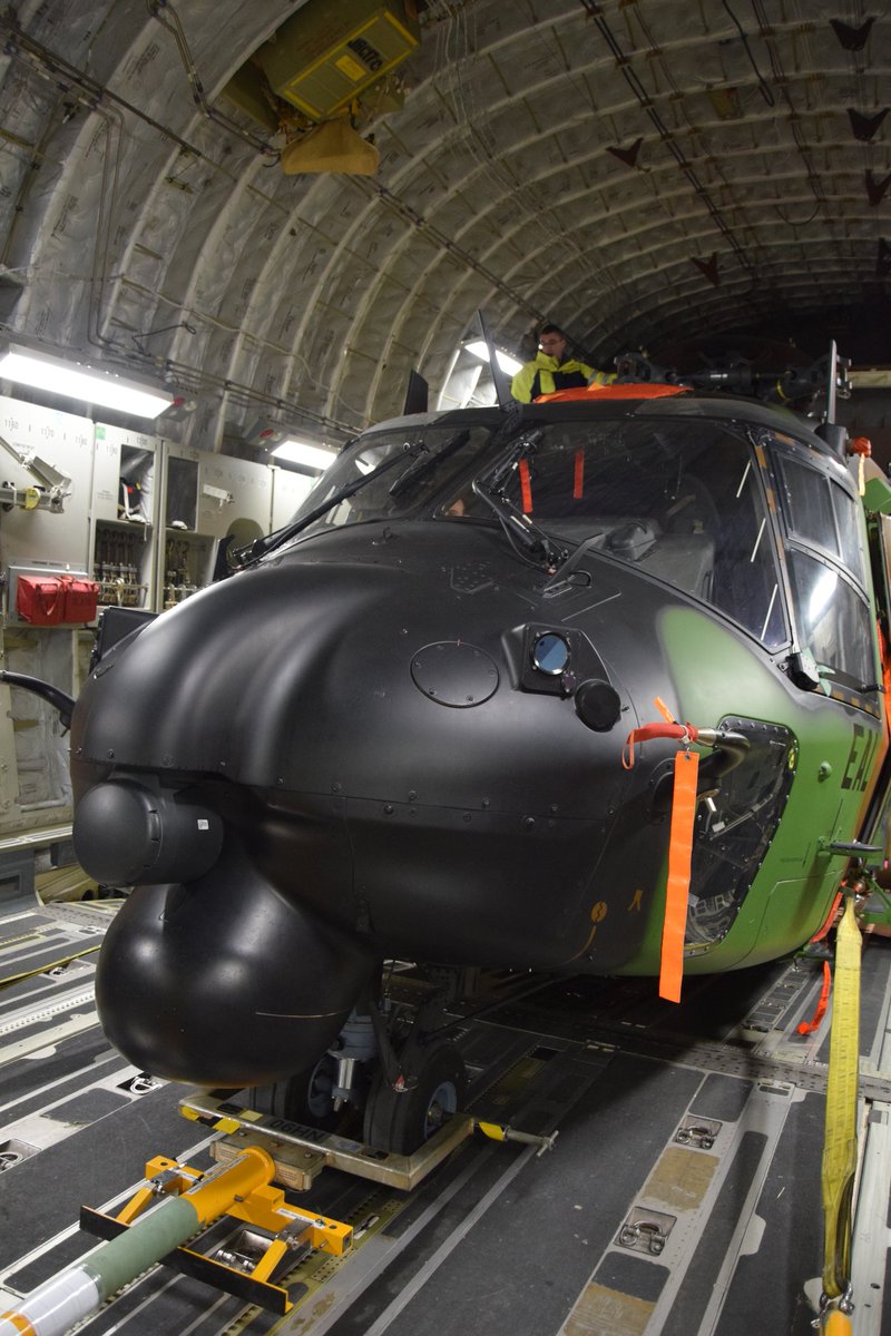 Premier convoyage d’un Caïman par C17 de l'USAF D0kgye10