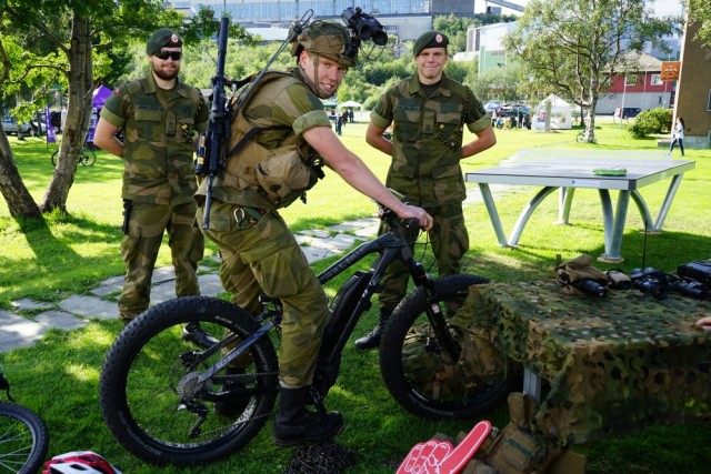 Vélos tout terrain électrique norvégiens vs chars russes Milita10