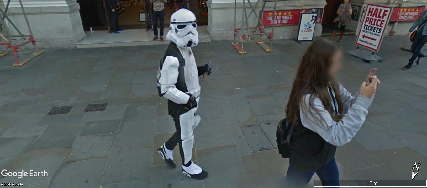 STREET VIEW: Clone isolé- Picadilly circus- Londres , UK A1549