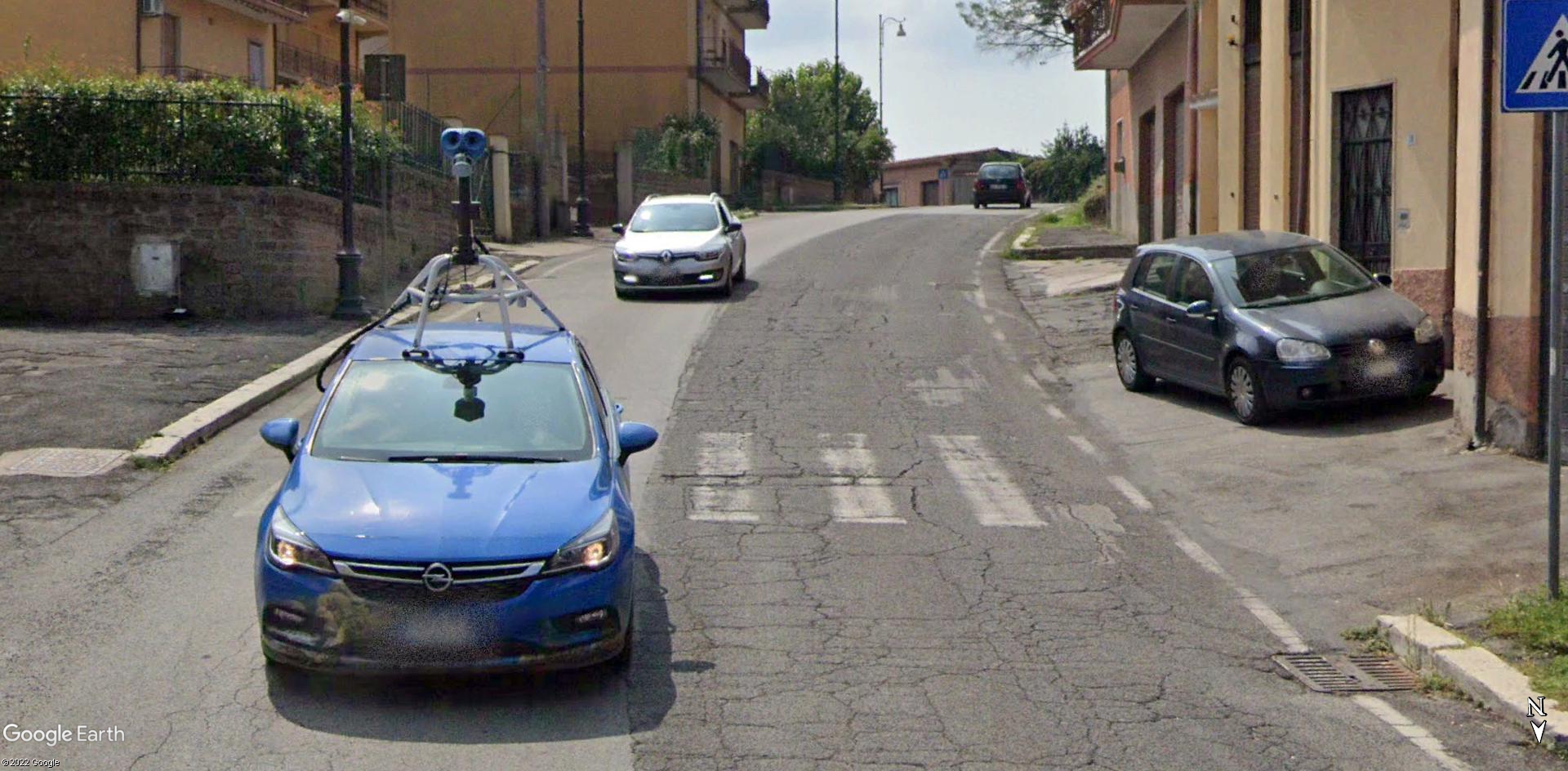 Une google car en suit une autre à Magliano Romano, Italie. A2916