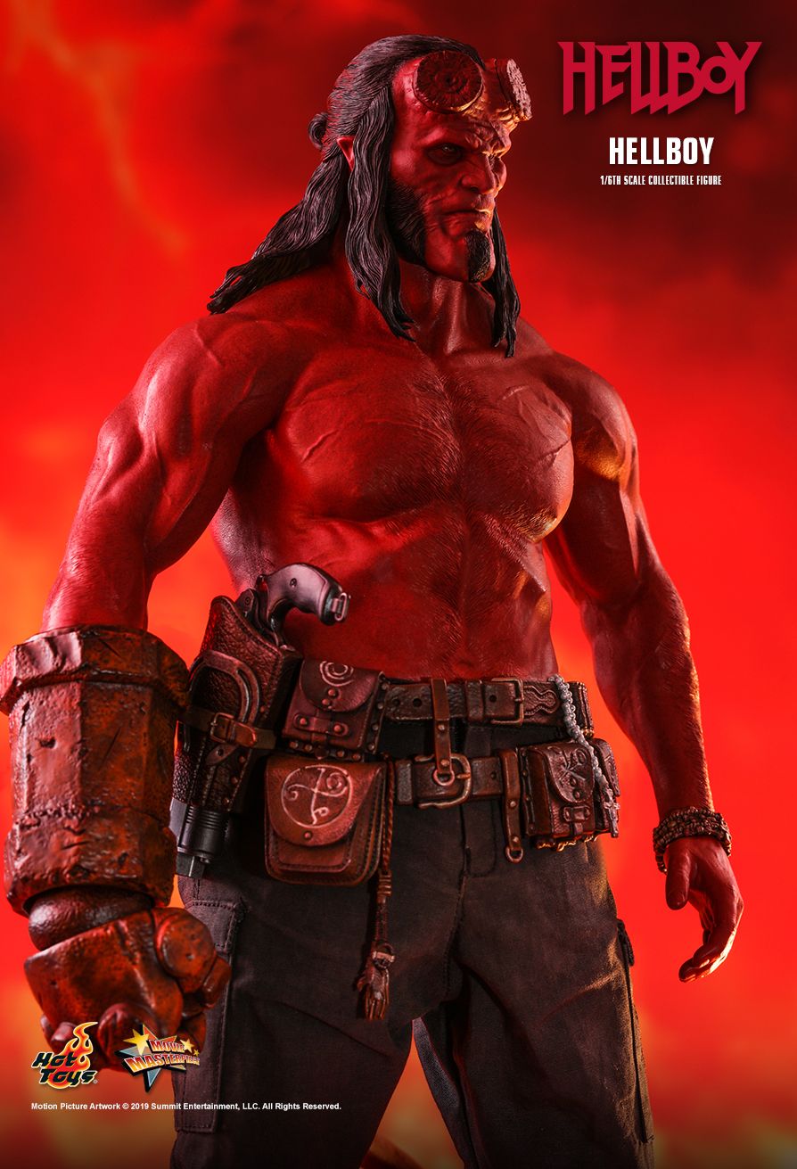 1 - NEW PRODUCT: HOT TOYS: HELLBOY: HELLBOY 1/6TH SCALE COLLECTIBLE FIGURE 15105