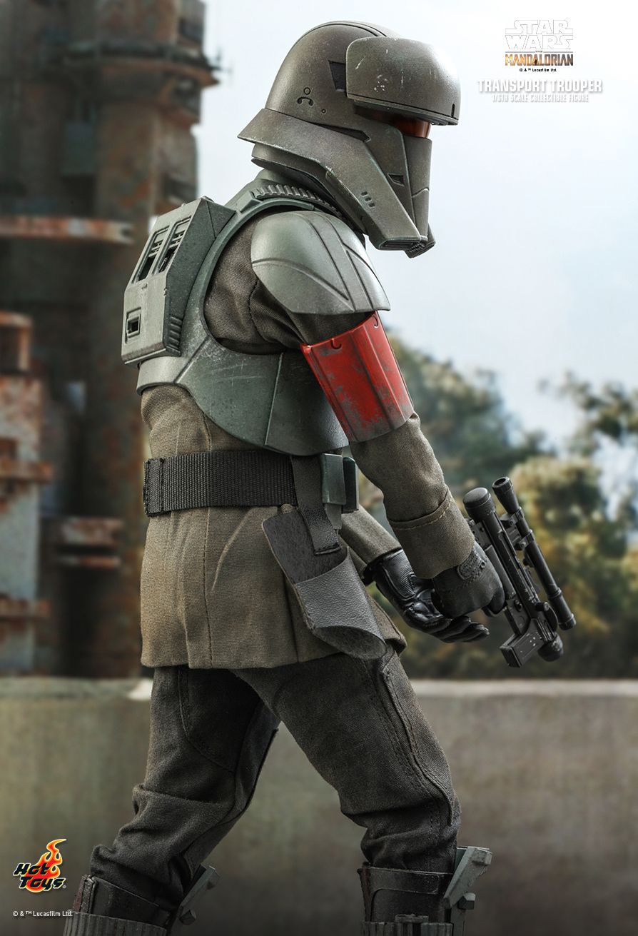 NEW PRODUCT: HOT TOYS: STAR WARS: THE MANDALORIAN TRANSPORT TROOPER™ 1/6TH SCALE COLLECTIBLE FIGURE 2698