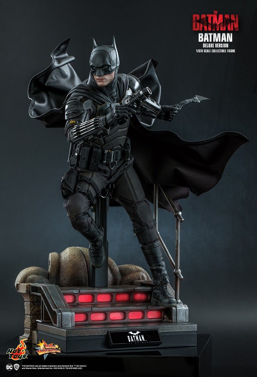 NEW PRODUCT: HOT TOYS: THE BATMAN: BATMAN 1/6TH SCALE COLLECTIBLE FIGURE (Standard & Deluxe) & Bat Signal 3667