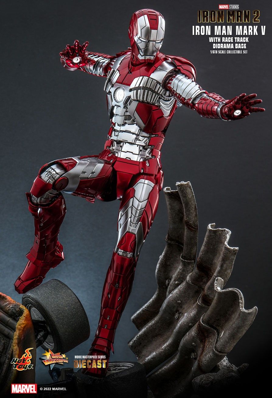 NEW PRODUCT: HOT TOYS: IRON MAN 2 IRON MAN MARK V & RACE TRACK DIORAMA BASE HOT TOYS EXCLUSIVE 1/6TH SCALE DIECAST COLLECTIBLE FIGURE & DIORAMA BASE 3783