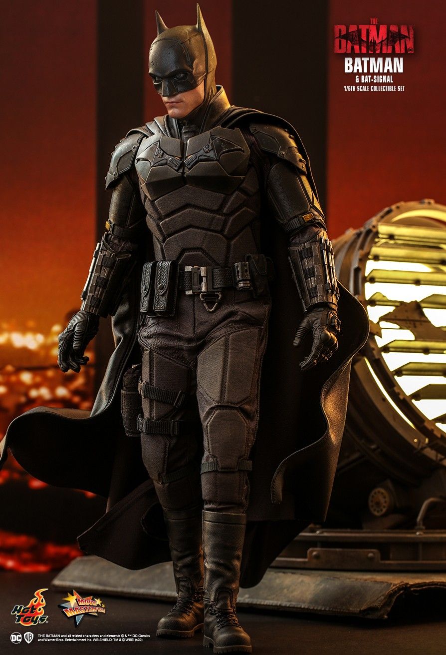 NEW PRODUCT: HOT TOYS: THE BATMAN: BATMAN 1/6TH SCALE COLLECTIBLE FIGURE (Standard & Deluxe) & Bat Signal 6538