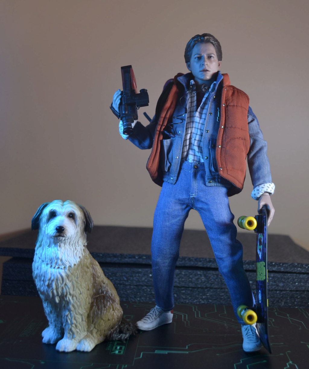 Einstein - NEW PRODUCT: HOT TOYS: BACK TO THE FUTURE MARTY MCFLY AND EINSTEIN 1/6TH SCALE COLLECTIBLE SET (Sideshow Exclusive) _dsc3525