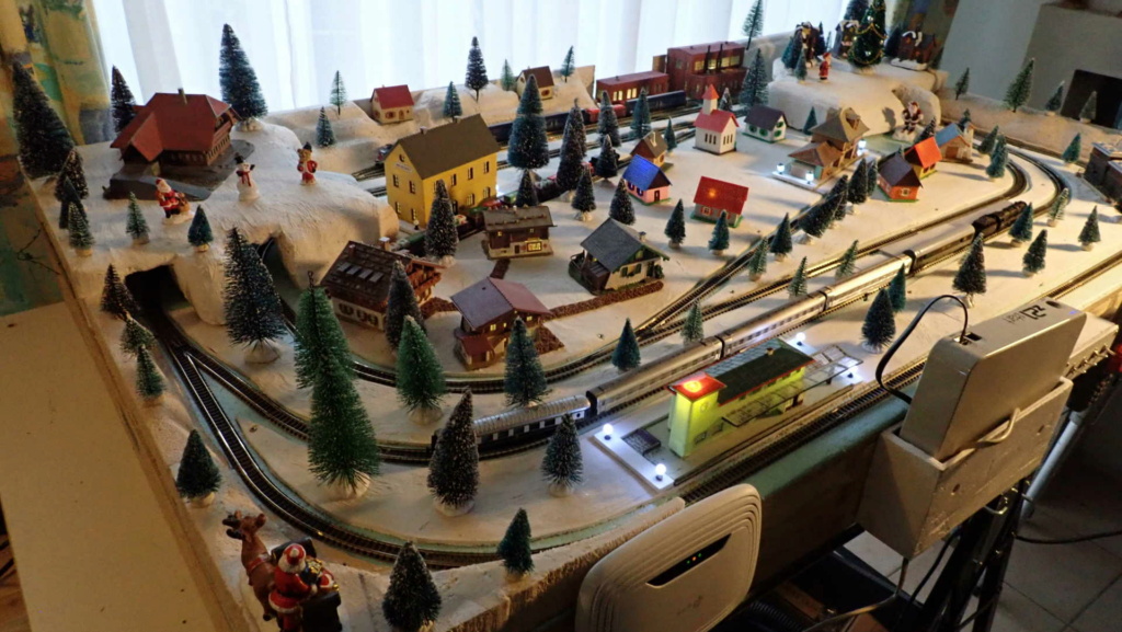 Un petit réseau de Noël... pour voir passer les trains Noel_111