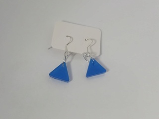 Petites boucles d'oreilles en résine bleue 20240640