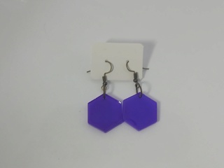 Petites boucles d'oreilles en résine violet-prune 20240699