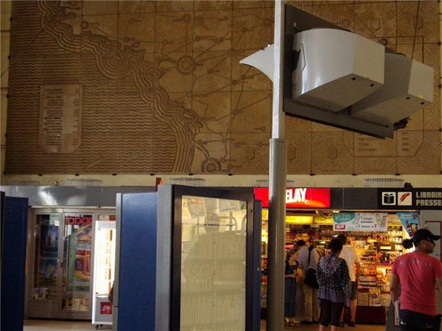 Gare Versailles : Pièges à pigeons dans une gare ! Versai13