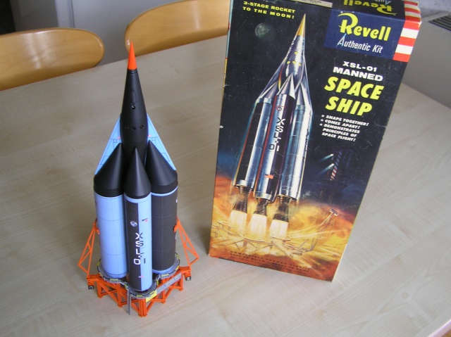 Fusée  XSL-01 Moon Rocket [Papier/Plastique 1/96 ] sur base Revell P1090014