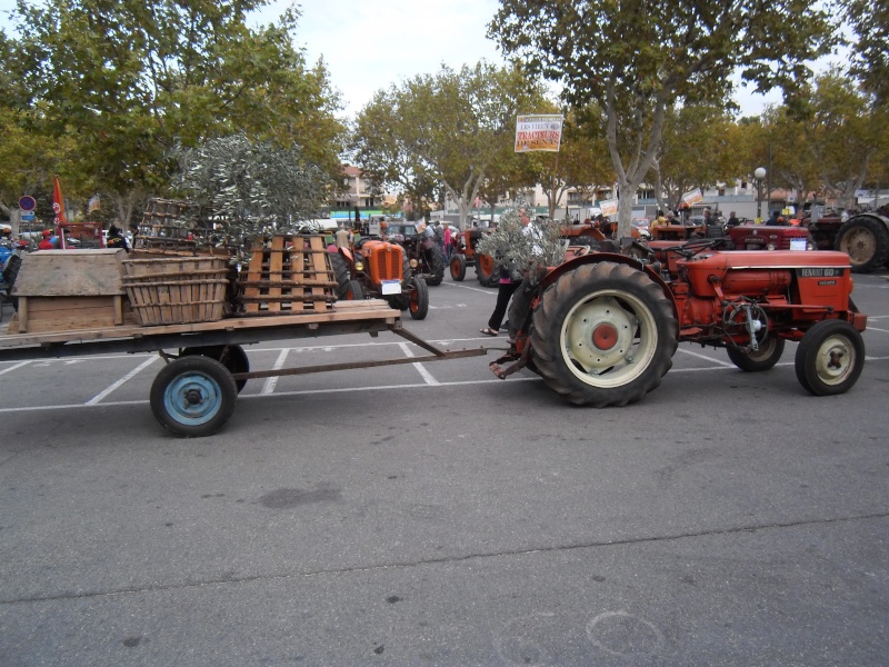 13 SENAS  le 21 Octobre 2012 : défilé de vieux tracteurs....et vieux métiers Senas128