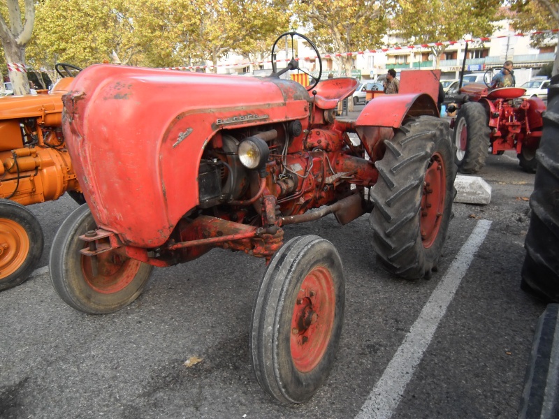 13 SENAS  le 21 Octobre 2012 : défilé de vieux tracteurs....et vieux métiers Senas_24