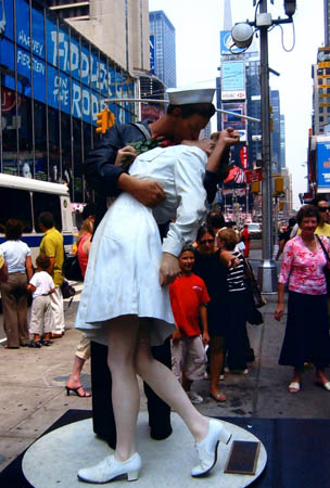 New York: statue géante pour le baiser de Times Square, 65 ans après Vj_day10