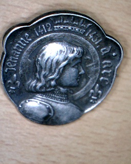 Médaille transformée en broche Jeanne d'Arc - fin XIX / début XXème Image412