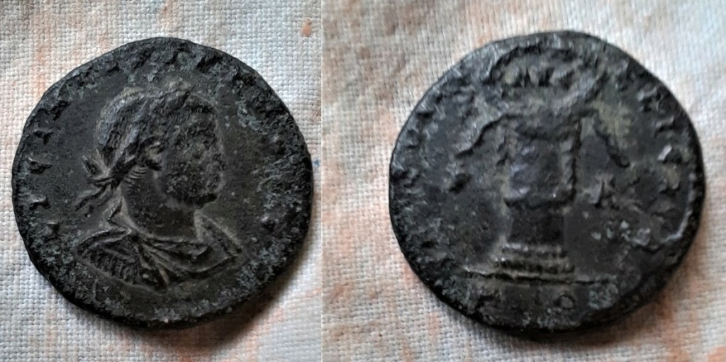 AE3 a nombre de Licinio II SAECVLI F-ELICITAS. Corona sobre columna. Roma 20220511