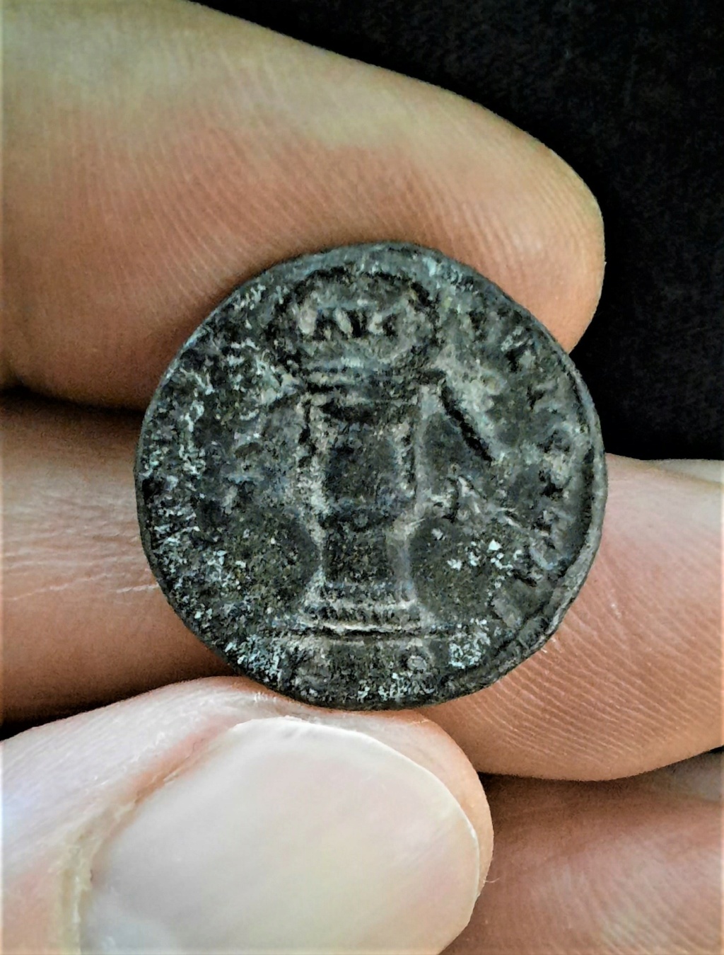 AE3 a nombre de Licinio II SAECVLI F-ELICITAS. Corona sobre columna. Roma 20220512