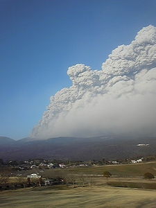 Eruption violente du volcan Kirishima au Japon 61217110