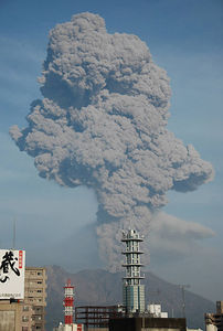 Eruption violente du volcan Kirishima au Japon Dfr10