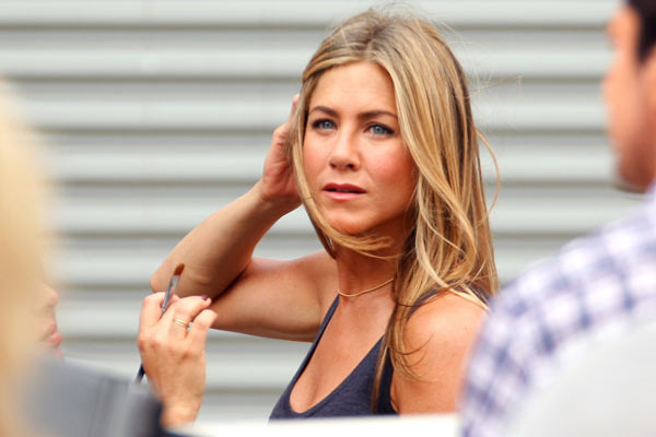 Jennifer Aniston cuts off Brad Pitt for good Jen_an10