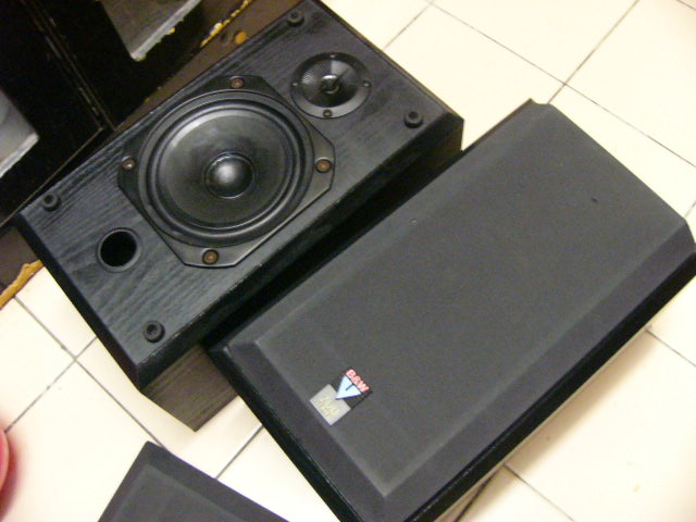 Bowers n Wilkins v201 Bookshelf Speaker(used)-sold P1050716