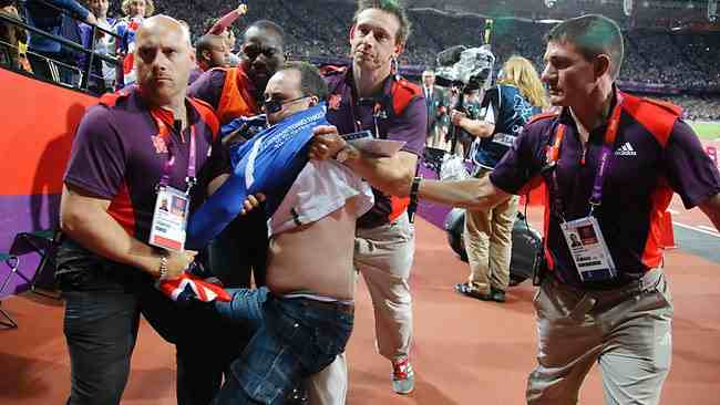 man threw bottle at men's 100m final at the olympic where usain botl was takking part 40485610