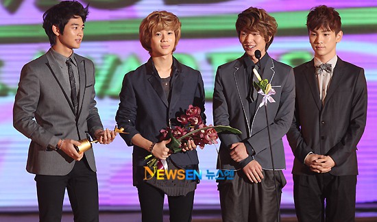 SHINee remporte le prix de la popularité à la "2011 Asia Model Awards Ceremony" 20110123