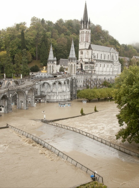 Environ 500 pèlerins logés à Lourdes ont été évacués samedi..un mètre d'eau devant la Grotte ! 6a00d810
