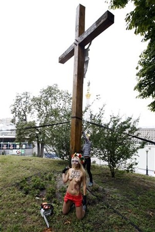 Dégoûtant ! - Des féministes de Kiev, en Russie, profanent un Crucifix ! Croix-10