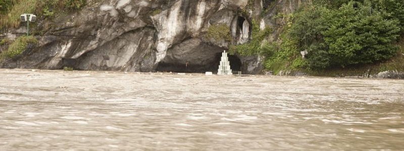 Environ 500 pèlerins logés à Lourdes ont été évacués samedi..un mètre d'eau devant la Grotte ! Crue_i10