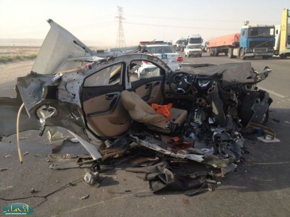 وفاة وإصابة أربعة أشخاص في حادث تصادم مروع بين سيارتين على طريق الأحساء - بقيق . 05046513