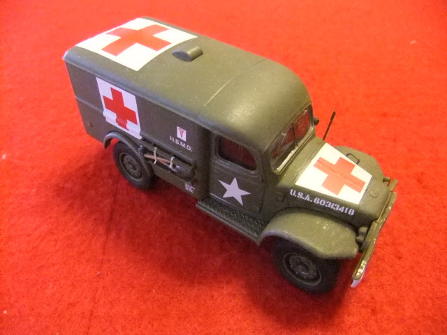 *****Ambulance AMÉRICAINE de la 2ième guerre au 1/50   Dsc20696