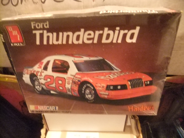 Pour vendre ou échange AMT 1/16 FORD THUNDERBIRD ' HAARDE'S' ( NASCAR) Dsc24292
