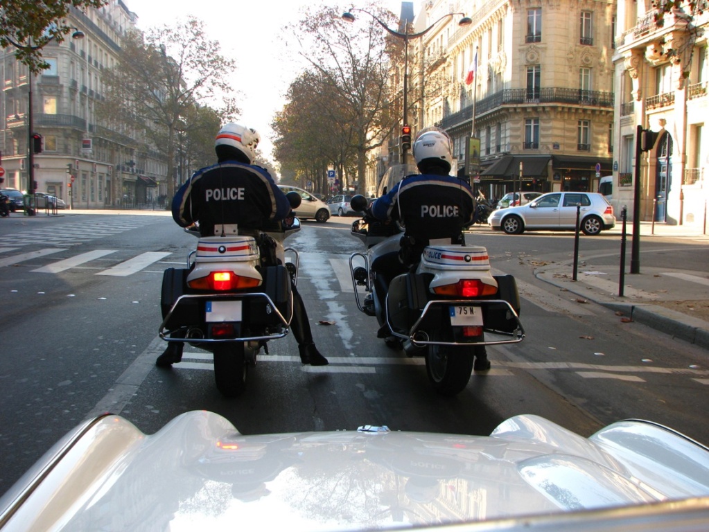 La vie parisienne - Page 2 Police10