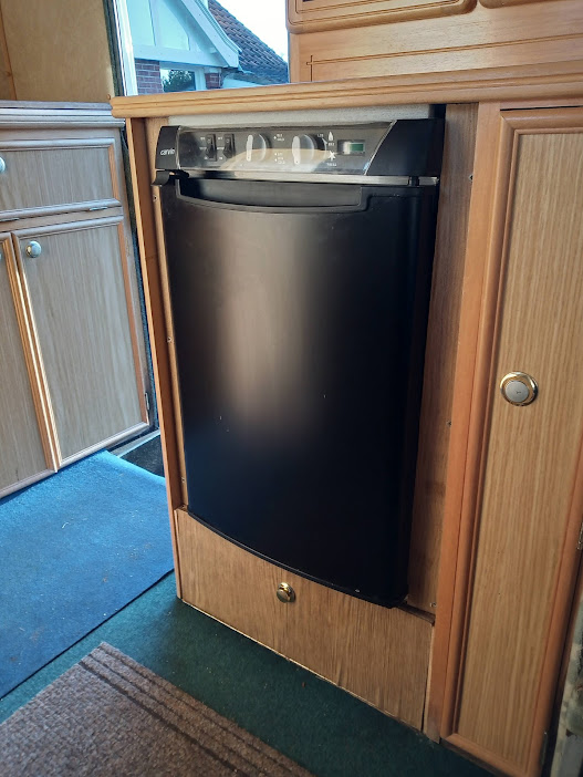 CARVIN 40l 3 way fridge Img_2512