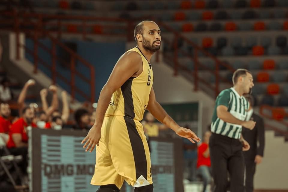الأهلي يفوز على الكويت الكويتي ويتوج للمرة الأولى في تاريخه بطلاً للبطولة العربية لكرة السلة 2021-614