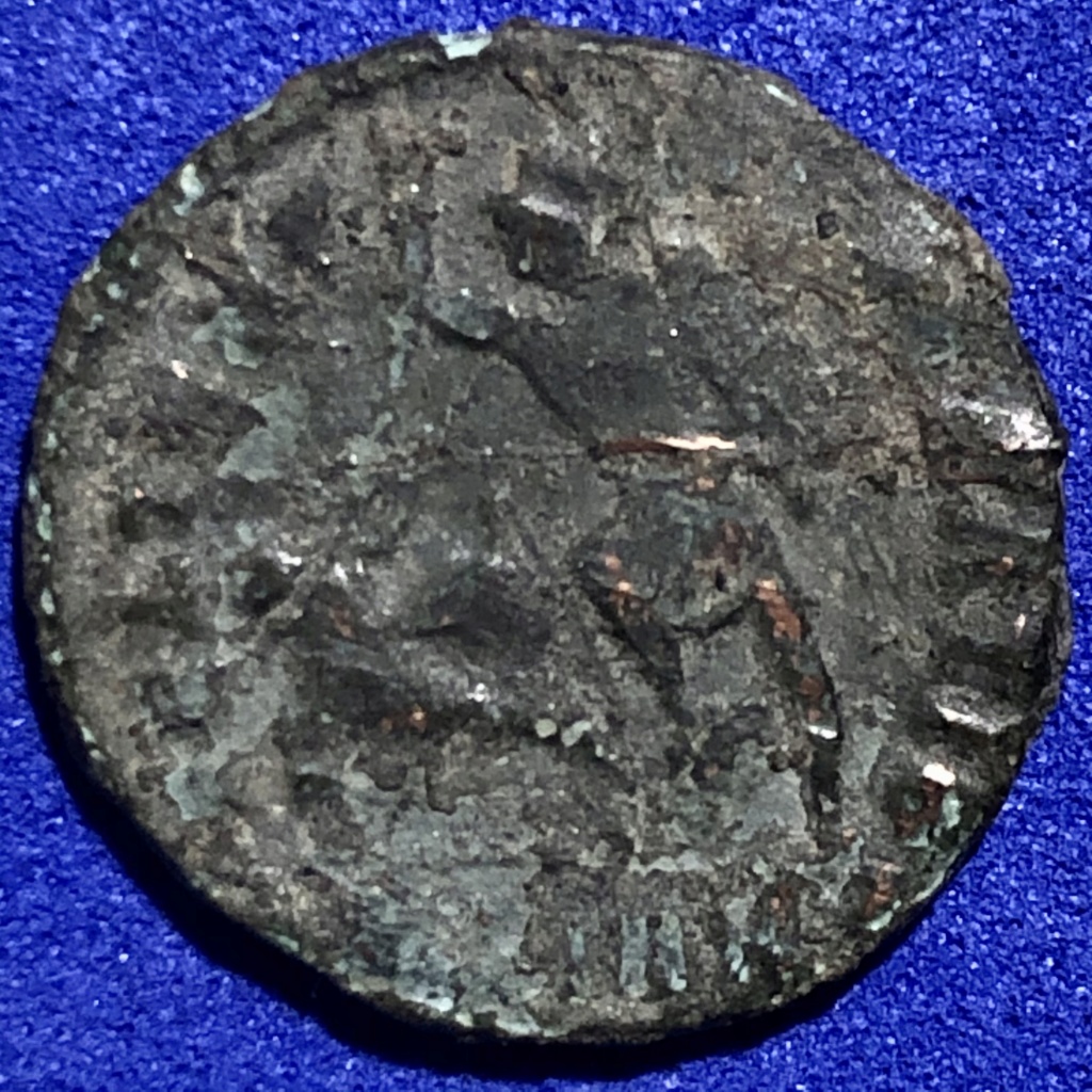 AE3 o Maiorina de Constancio Galo. FEL TEMP REPARATIO. Soldado alanceando jinete. 210