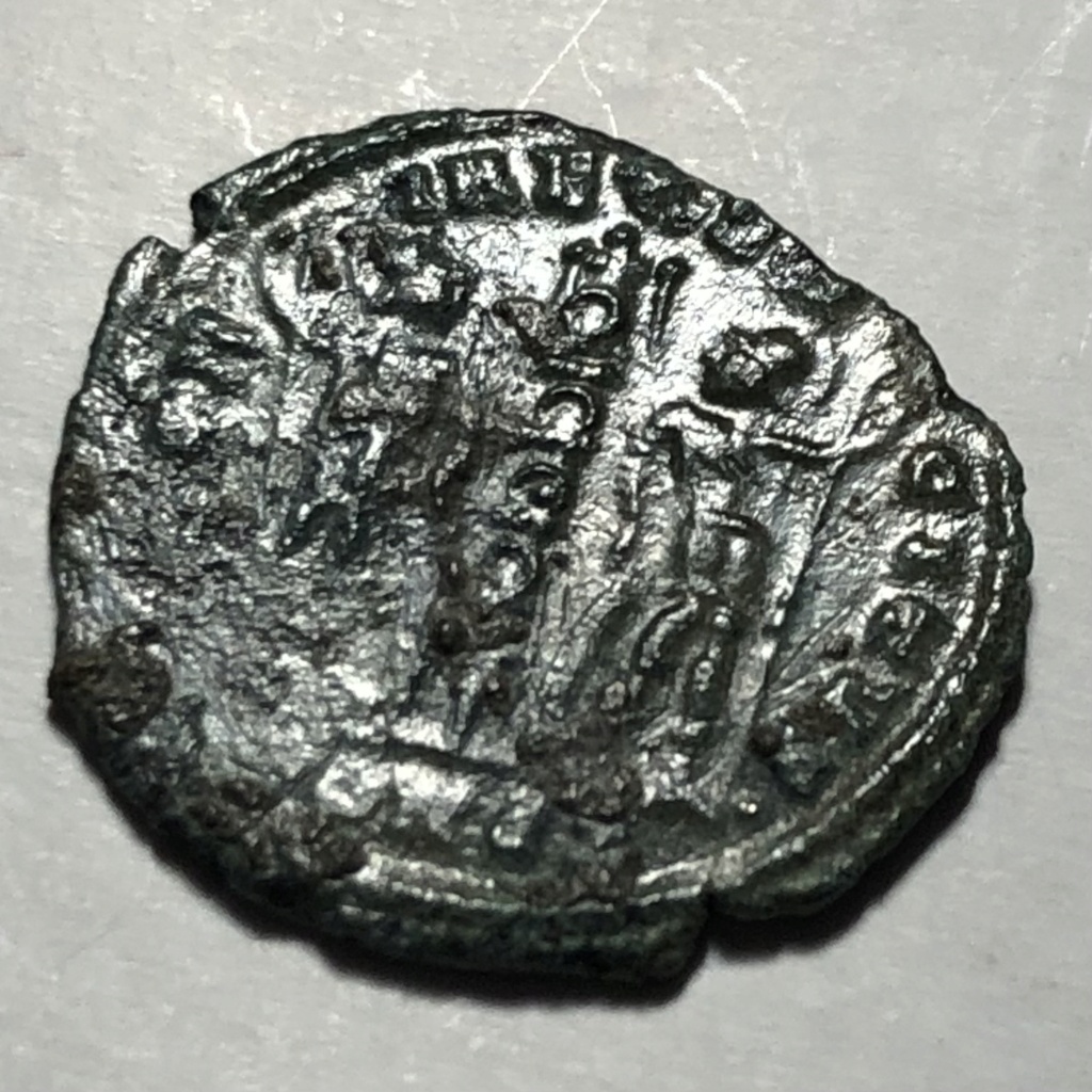 AE4 ó centenional VRBS ROMA. GLORIA EXERCITVS. Constantinopla 212