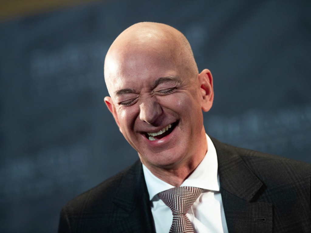 Si el dinero no compra la felicidad ... ¿Por qué Jeff Bezos (el hombre más rico del mundo), se ve tan sonriente en algunas fotos? Jeff_b10